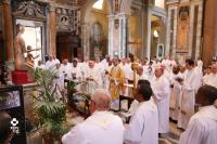 Prière devant la statue de Notre Dame après la messe dans la basilique du Latran