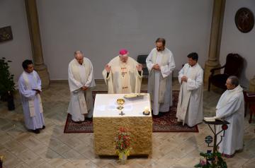 Mgr Jean-Christophe Lagleize avec les religieux-prêtres de la Fraternité de Metz