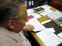 Le Père André Perroux à son bureau de travail au CDI à Rome en 2008