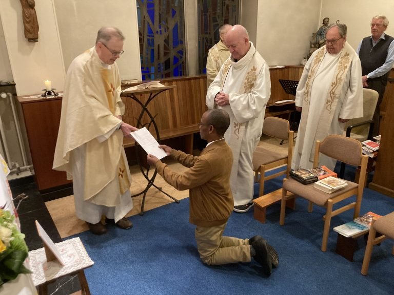 Clairefontaine Le Frère Joseph SCJ renouvelle les voeux religieux dans la Congrégation des